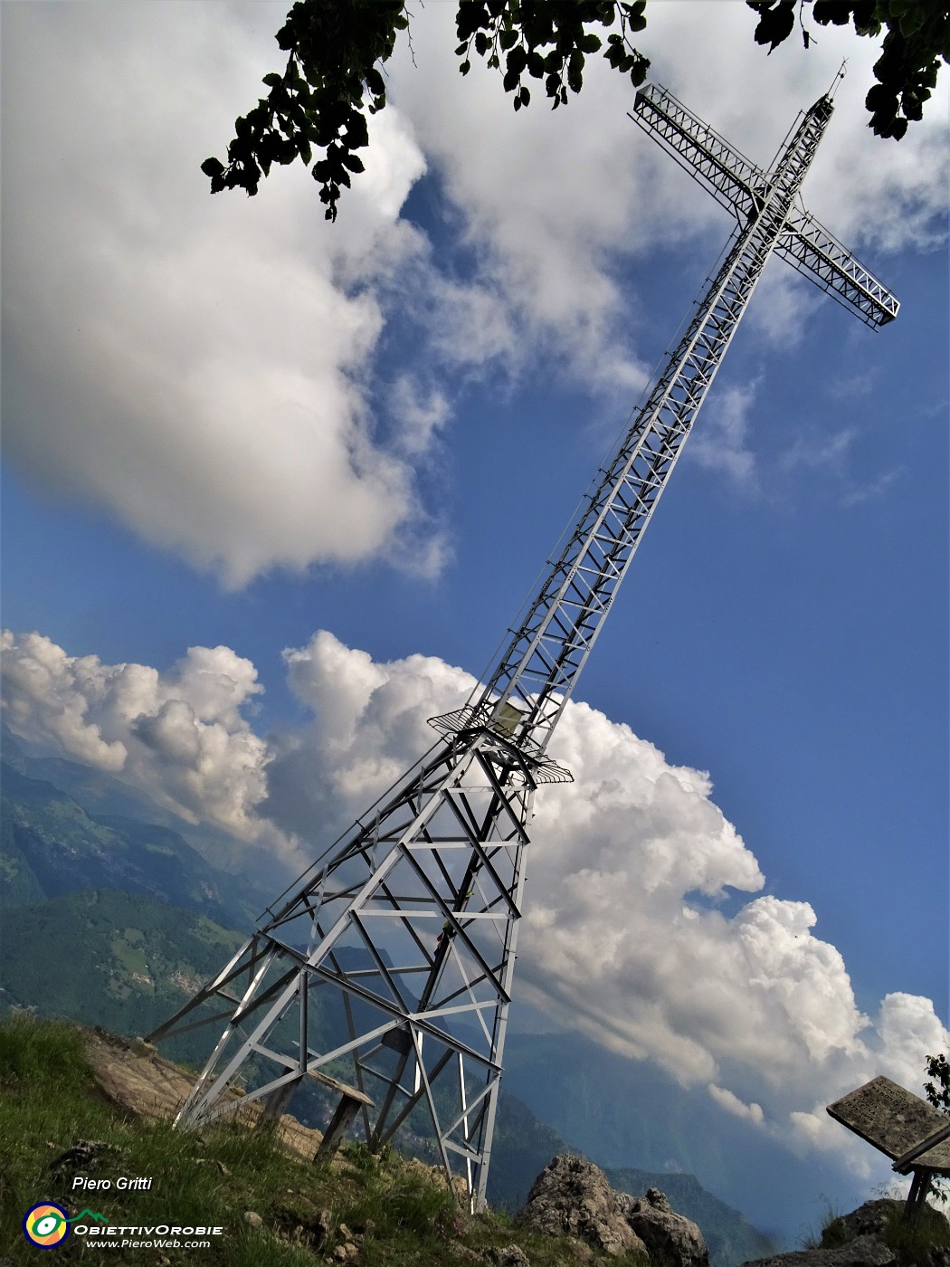 58 Croce di vetta del Monte Zucco (1232 m).JPG